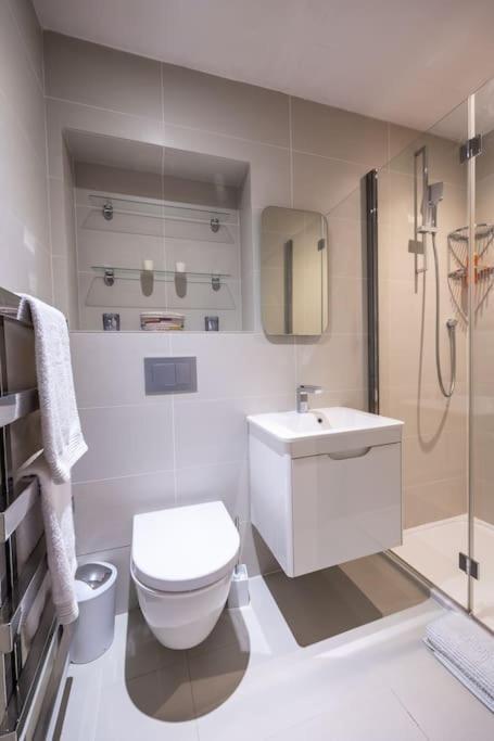 Beautiful & Spacious Retreat In 윈체스터 외부 사진