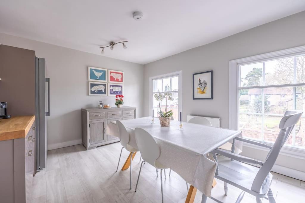 Beautiful & Spacious Retreat In 윈체스터 외부 사진