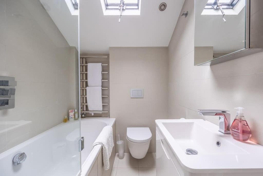 Beautiful & Spacious Retreat In 윈체스터 외부 사진